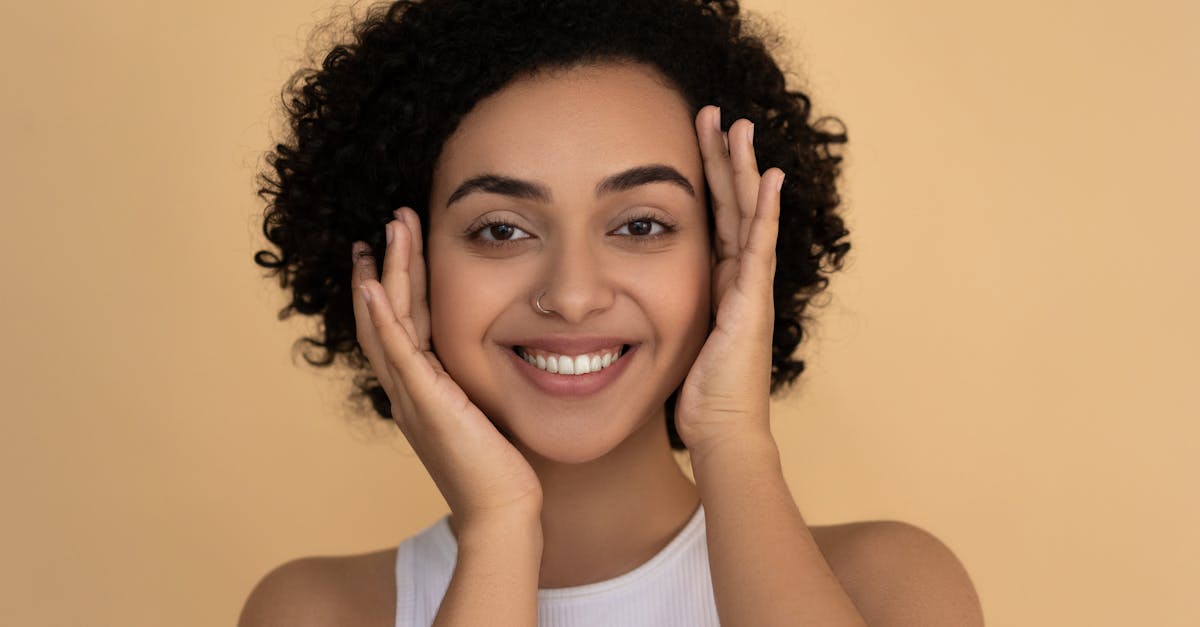 O truque das celebridades para rejuvenescer com maquiagem O truque das celebridades para rejuvenescer com maquiagem