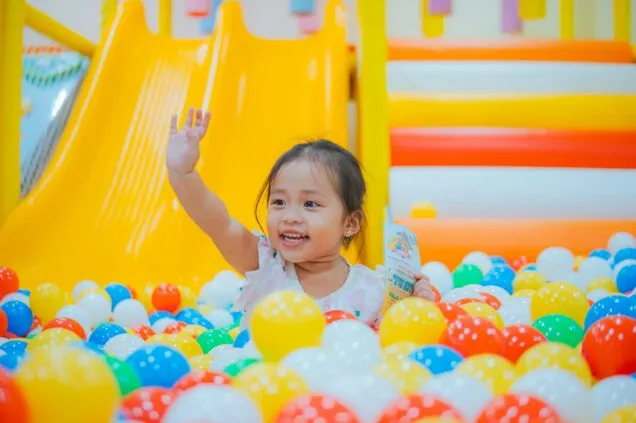 O truque do aluguel de piscina de bolinha que as mães estão amando