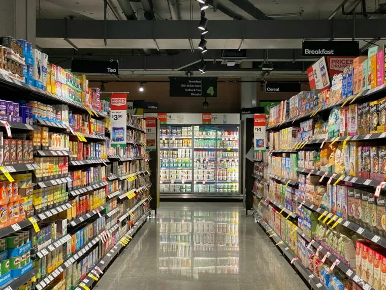 Self-checkout, apps e IA: o que muda no supermercado em 2026